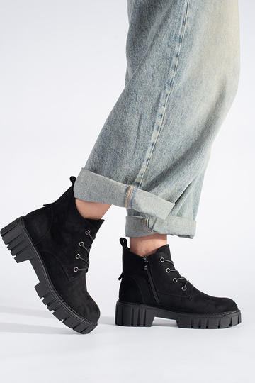 juodos spalvos pririštas... 2