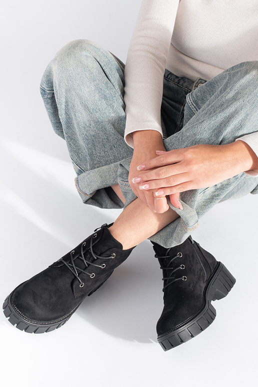 juodos spalvos pririštas batai iš...