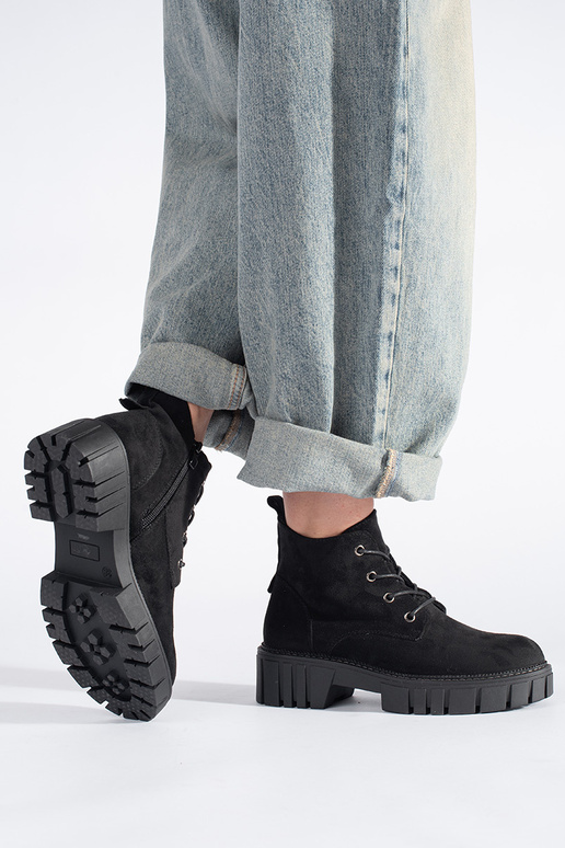 juodos spalvos pririštas batai iš...