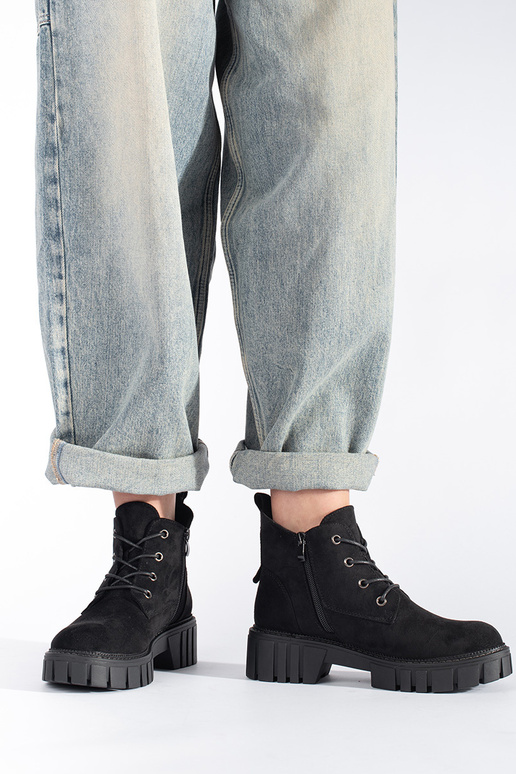 juodos spalvos pririštas batai iš...