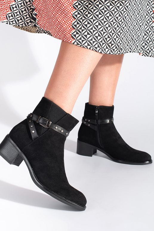 iš zomšos juodos spalvos batai ant... iš zomšos juodos spalvos batai ant...