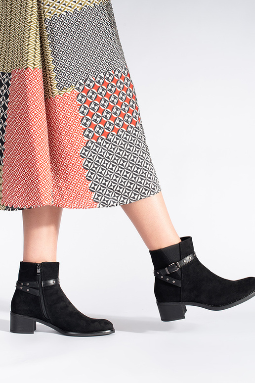 iš zomšos juodos spalvos batai ant... iš zomšos juodos spalvos batai ant...