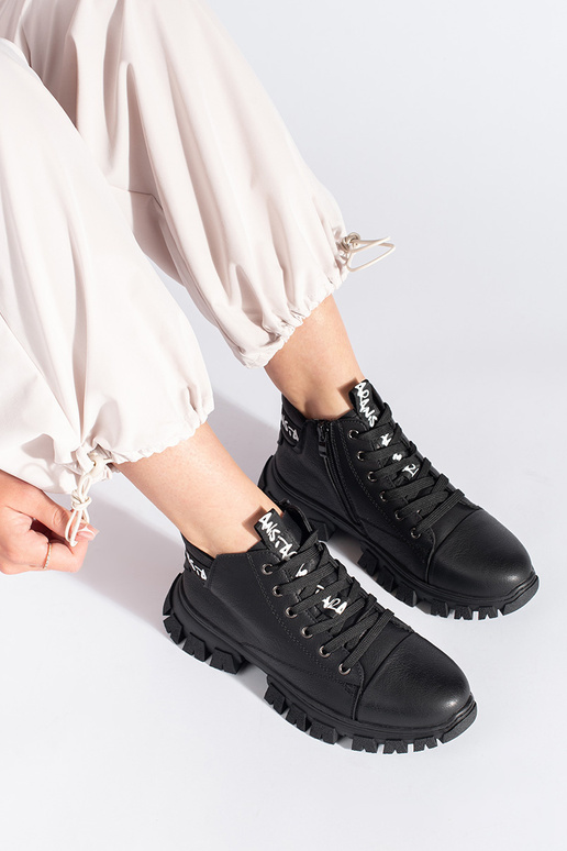 Moteriški aulinukai Sergio Leone...