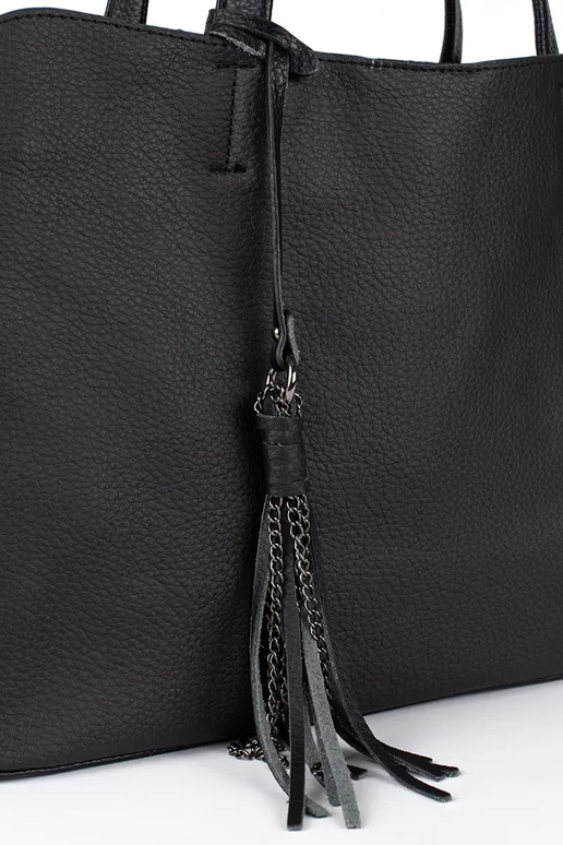 Juoda didelė rankinė su kutais