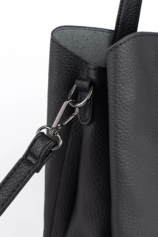 Juoda didelė rankinė su kutais