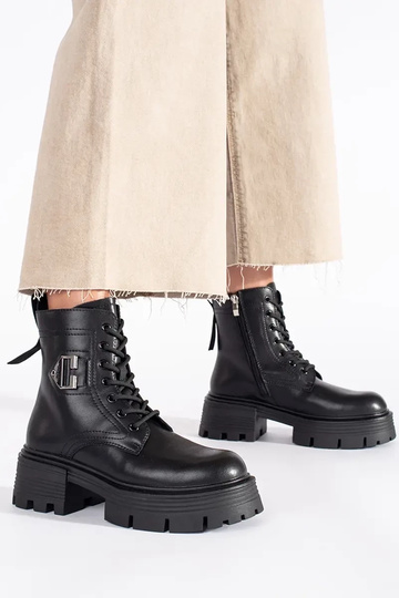 Oda juodos spalvos batai... 2