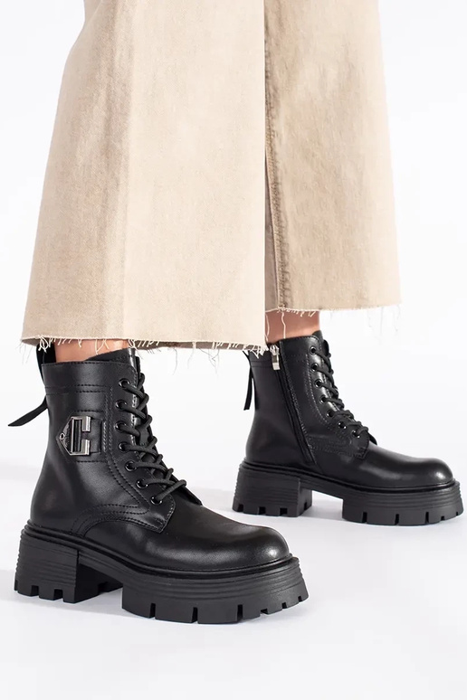 Oda juodos spalvos batai ant storo pado Oda juodos spalvos batai ant storo pado