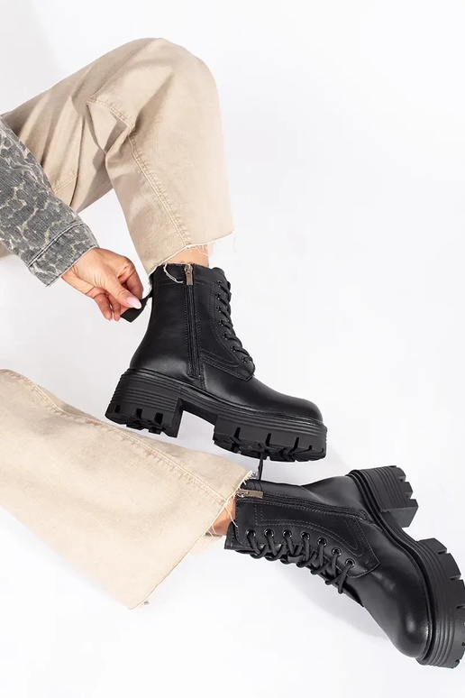 Oda juodos spalvos batai ant storo pado Oda juodos spalvos batai ant storo pado