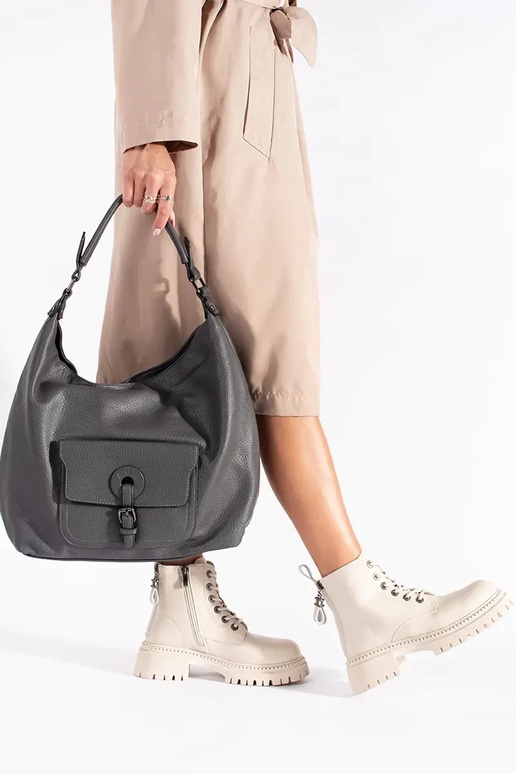 Oda smėlio spalvos pririštas... Oda smėlio spalvos pririštas...