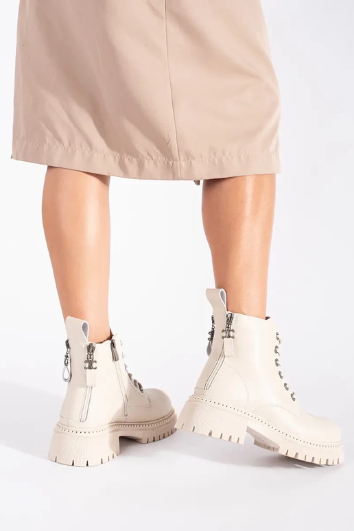 Oda smėlio spalvos pririštas... Oda smėlio spalvos pririštas...