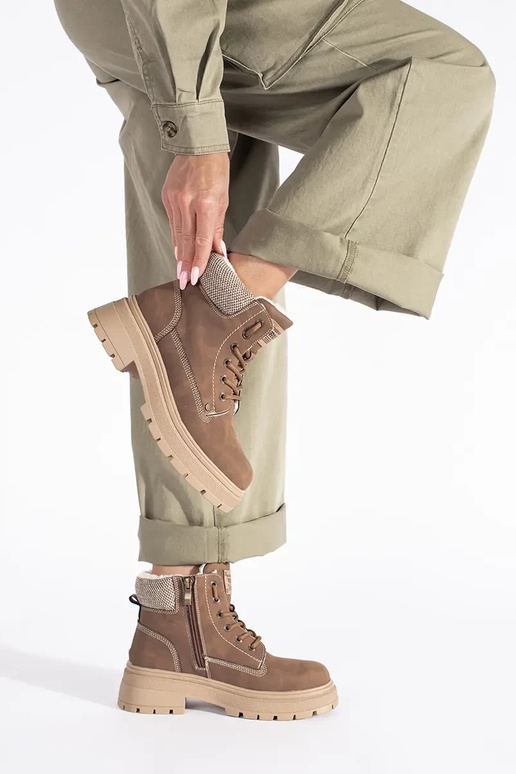 rudos spalvos izoliuoti aulinukai