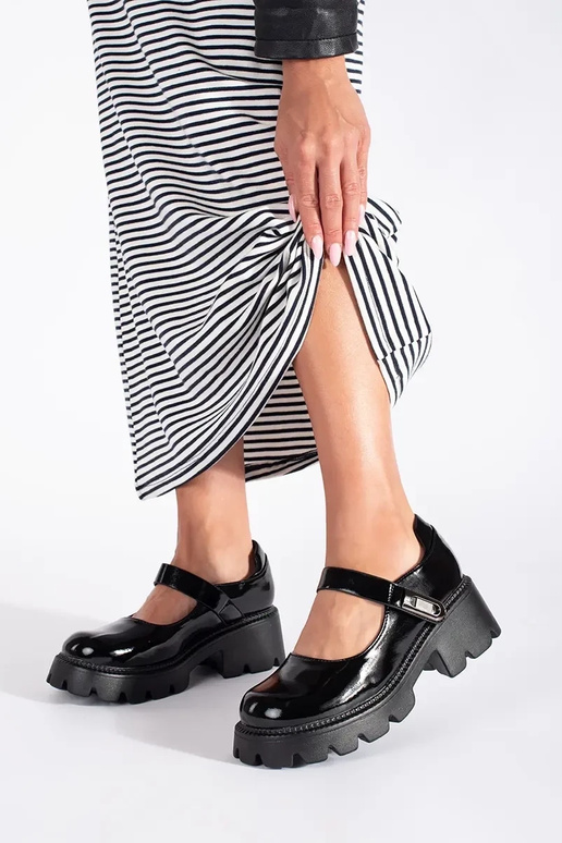 juodos spalvos lakuotas moterų...