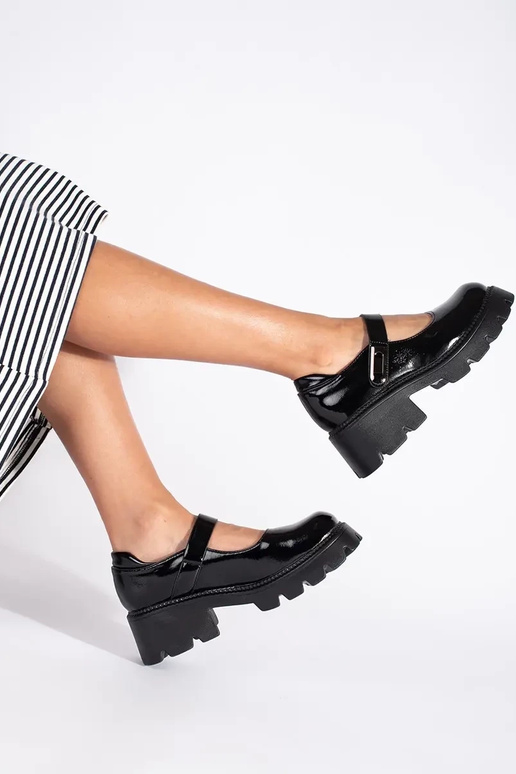 juodos spalvos lakuotas moterų...