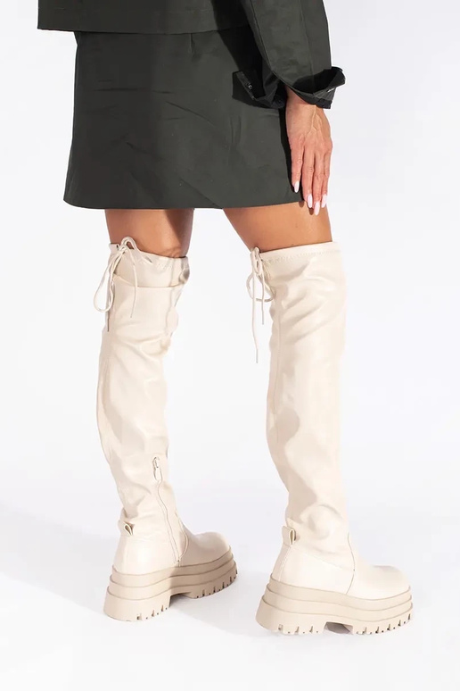 kreminės spalvos muškietininkai su...