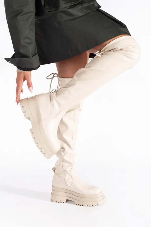 kreminės spalvos muškietininkai su...