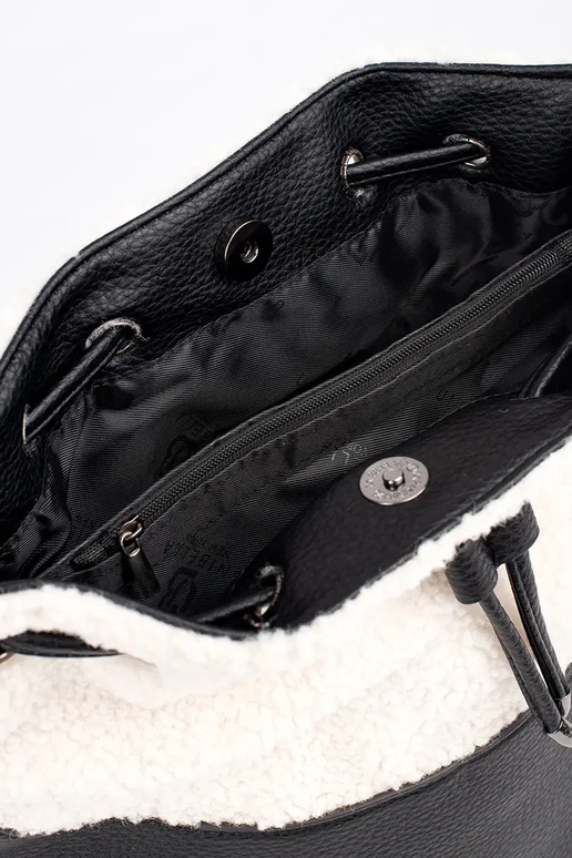 Juoda elegantiška rankinė su kailiuku