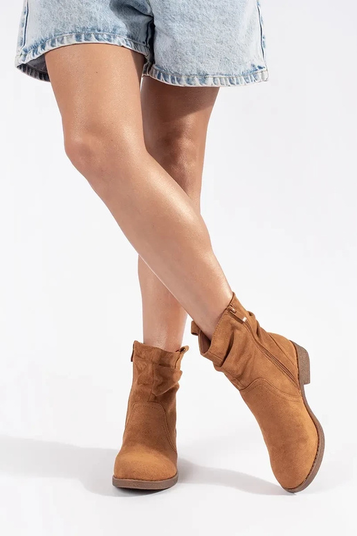 Rudos spalvos kaubojiško stiliaus batai Rudos spalvos kaubojiško stiliaus batai