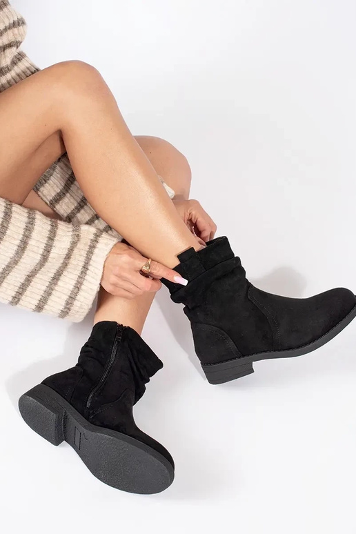 Juodos spalvos iš zomšos kaubojiško... Juodos spalvos iš zomšos kaubojiško...