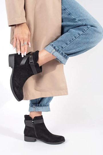 Juodos spalvos iš zomšos... 2