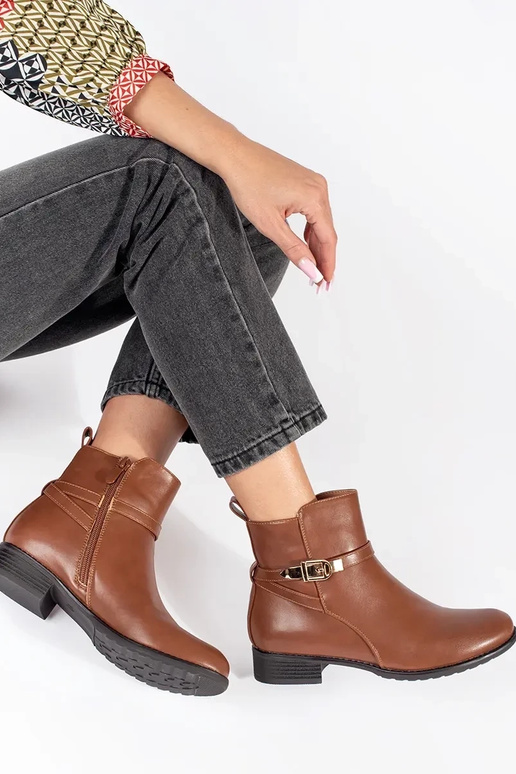 Rudos spalvos moteriški batai su žemu... Rudos spalvos moteriški batai su žemu...