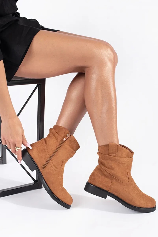 Rudos spalvos iš zomšos kaubojiški... Rudos spalvos iš zomšos kaubojiški...