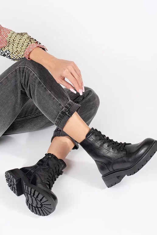 Juodos spalvos odiniai batai...