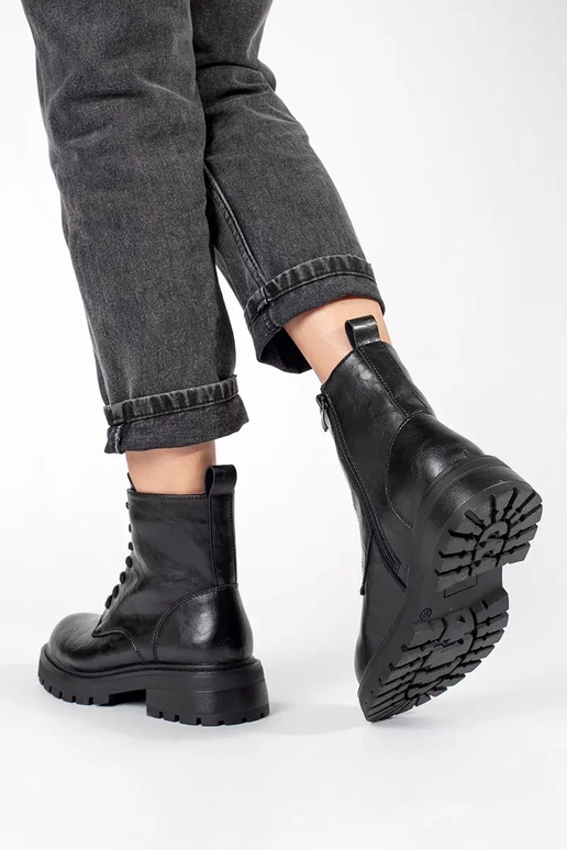 Juodos spalvos odiniai batai...