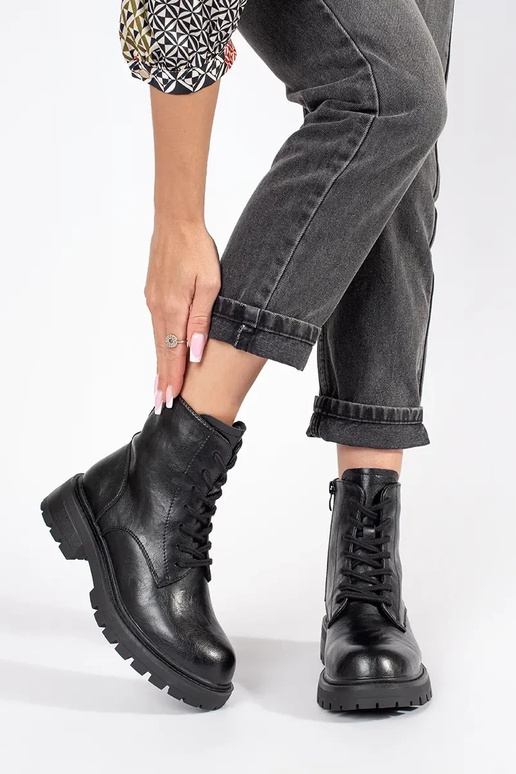 Juodos spalvos odiniai batai...