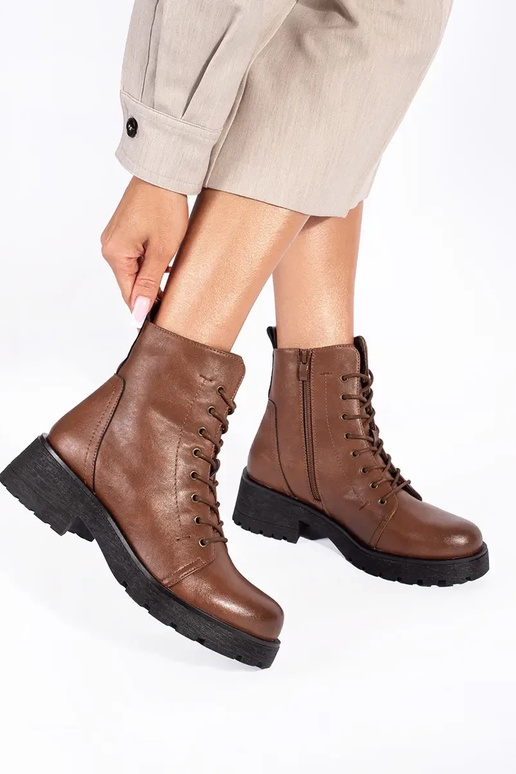 Rudos spalvos batai ant storo pado... Rudos spalvos batai ant storo pado...