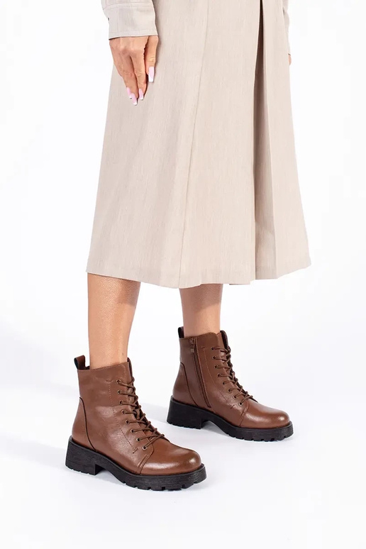 Rudos spalvos batai ant storo pado... Rudos spalvos batai ant storo pado...