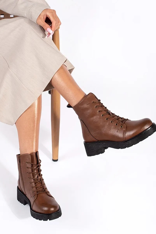 Rudos spalvos batai ant storo pado... Rudos spalvos batai ant storo pado...