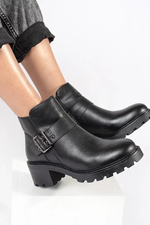 Juodos spalvos odiniai moteriški... Juodos spalvos odiniai moteriški...