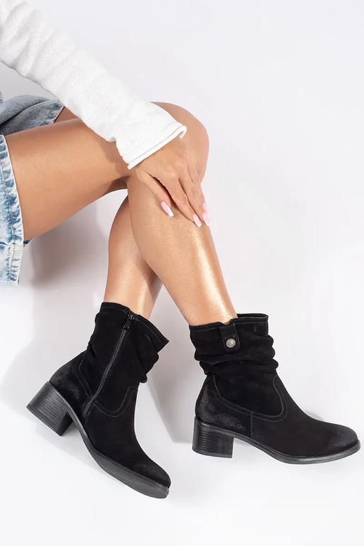 Juodos spalvos odiniai kaubojiško... Juodos spalvos odiniai kaubojiško...