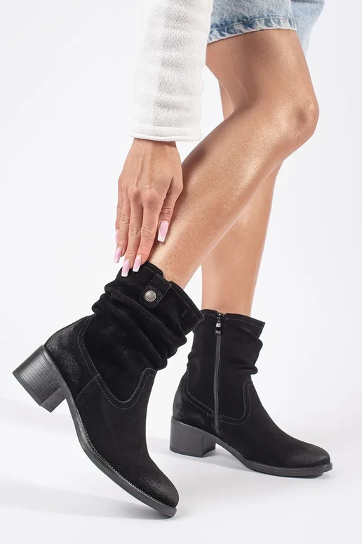 Juodos spalvos odiniai kaubojiško... Juodos spalvos odiniai kaubojiško...