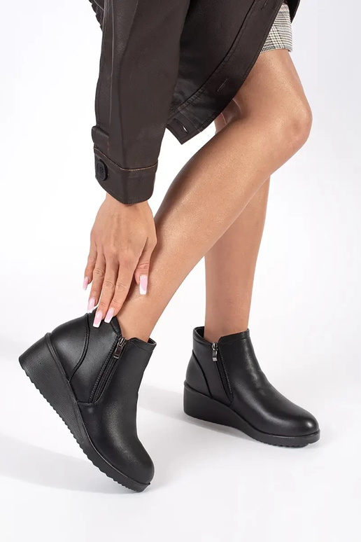 Juodos spalvos trumpi moteriški batai...