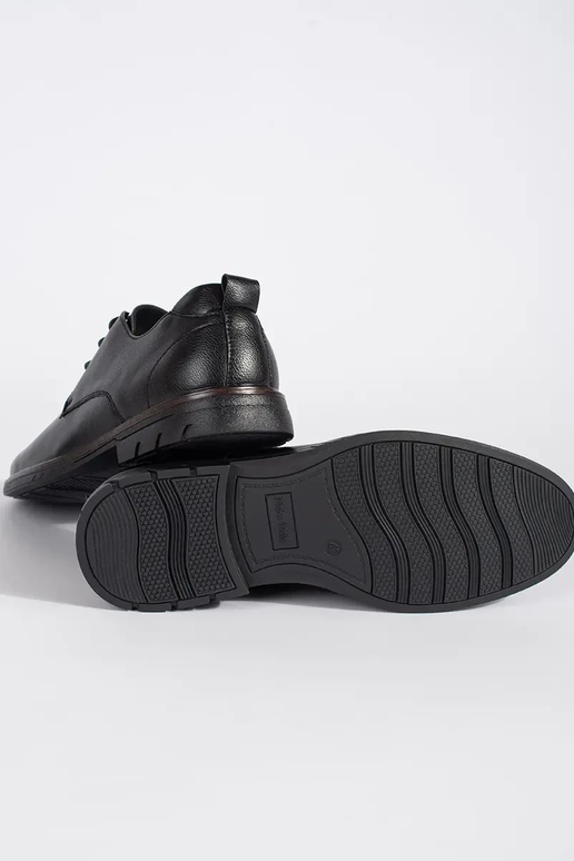 Juodos spalvos pusbačiais su raišteliais