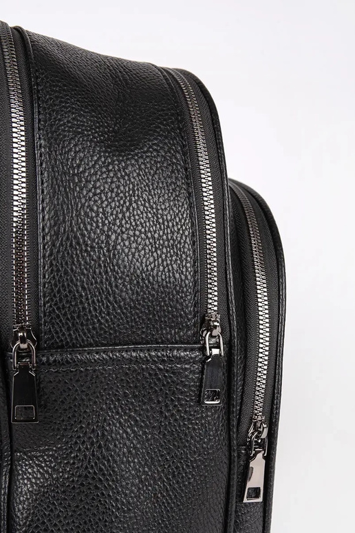 Juodos spalvos kuprinė