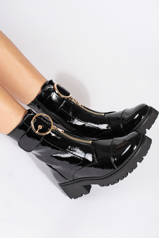 Juodos spalvos lakuoti batai