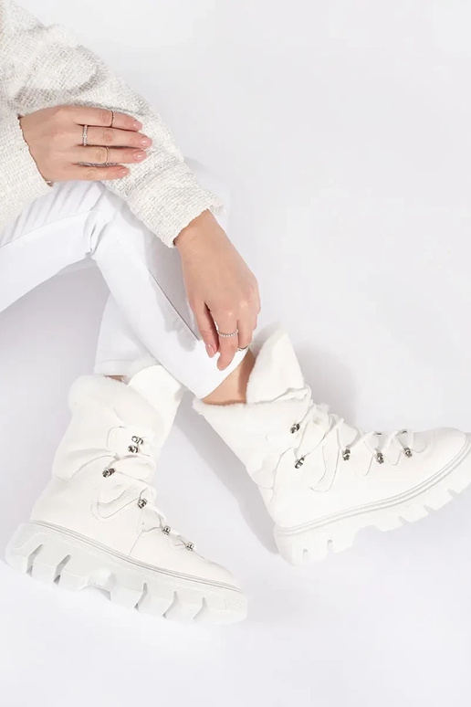 Baltos spalvos sniego bataisu...