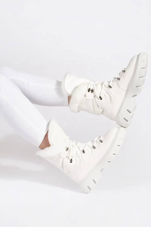 Baltos spalvos sniego bataisu...