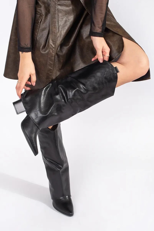 Juodos spalvos ilgaauliai batai ant...