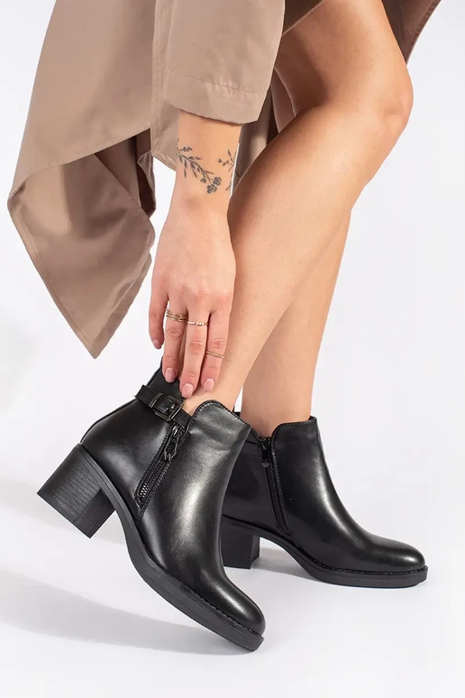 Juodos spalvos moteriški batai su... Juodos spalvos moteriški batai su...