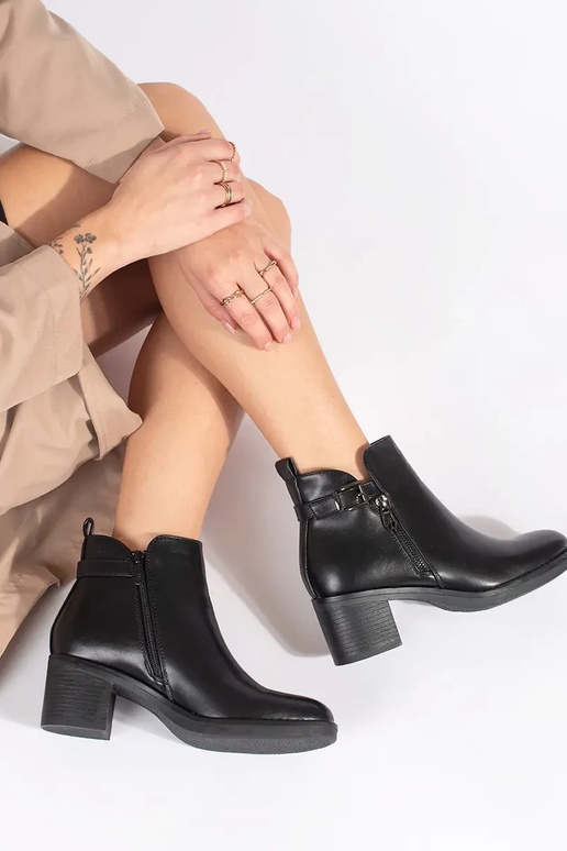 Juodos spalvos moteriški batai su... Juodos spalvos moteriški batai su...