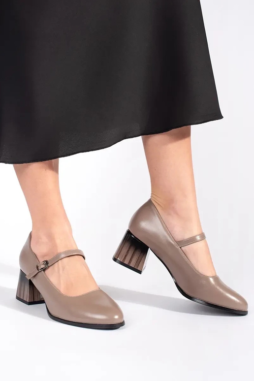 Aukštakulniai bateliai ant kulno...