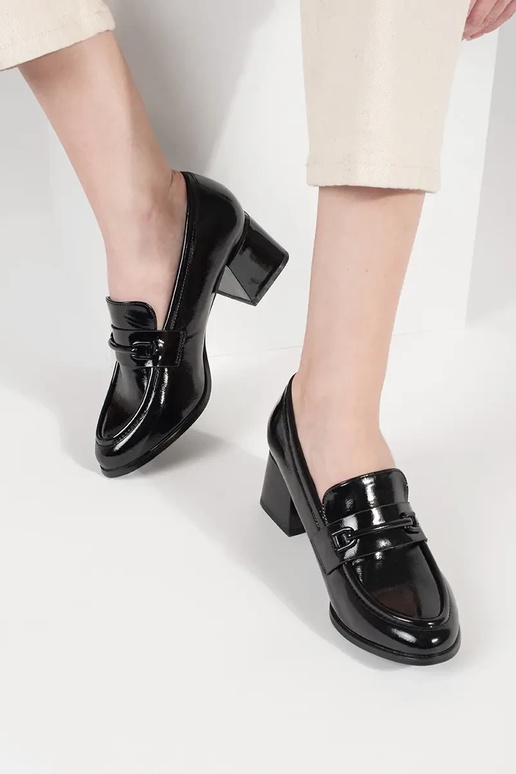 Juodos spalvos moteriški  pusbačiai...