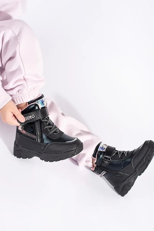 Juodos spalvos mergaitiški batai su... Juodos spalvos mergaitiški batai su...