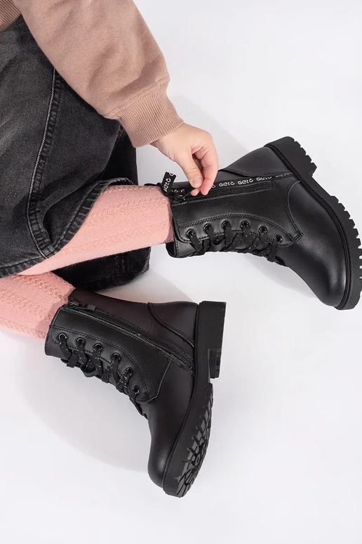 Juodos spalvos batai su raišteliais...