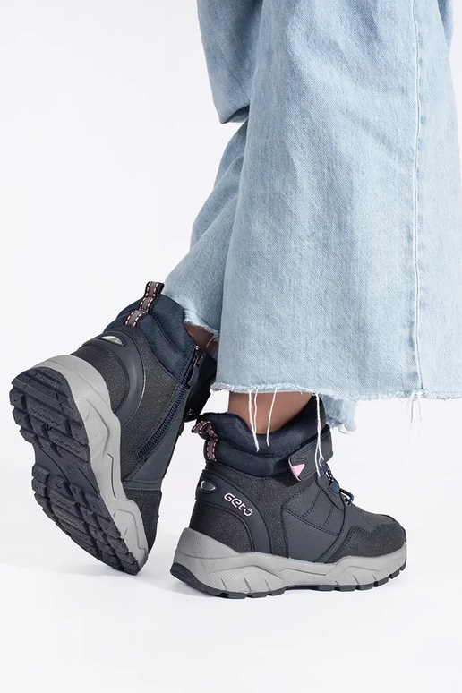 Tamsiai mėlynos spalvos batai...