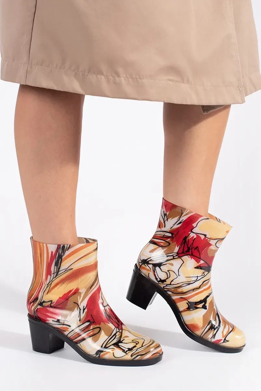 Įvairių spalvų guminiai batai su...