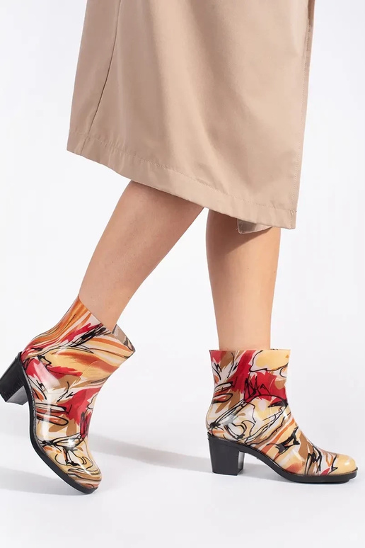 Įvairių spalvų guminiai batai su...